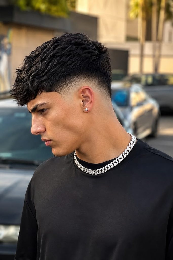 Corte moderno para hombre estilo French Crop con textura en la parte superior.