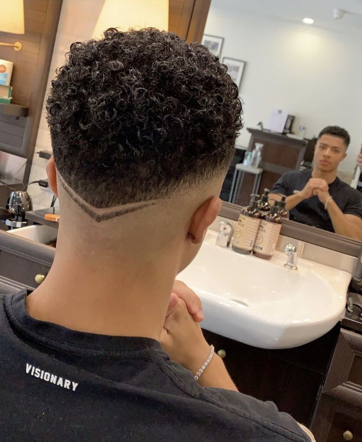 Diseño de grecas geométricas en la nuca para corte de cabello masculino.