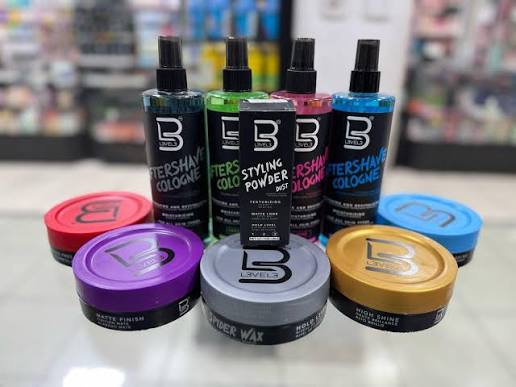 Productos para peinar cortes modernos de cabello masculino con acabado mate.